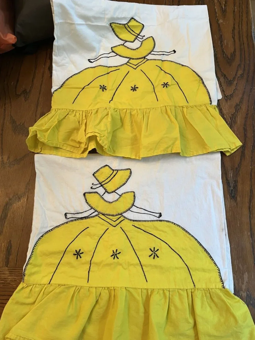 Sunbonnet Sue Pillow Cases Set Of 2 Handmade Yellow Ruffled Embroidery Vintage D